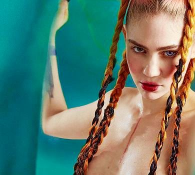 Співачка з українським корінням голим ФОТО натякнула, що вагітна від Ілона Маска?