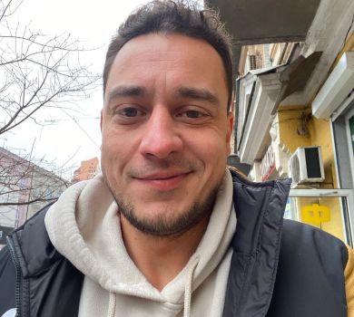 Режисера Орел и Решка Синельникова з сином евакуювали з Бучі після тижня у підвалі. ВІДЕО