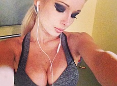 Одеська Барбі у соцмережі хизується штучними цицьками. ФОТО 