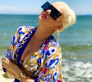 Замріяна Бужинська в пістрявому вбранні посвітила тілом коло моря. ФОТО 