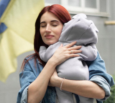 Емеральд вперше показала обличчя доньки і розказала про партнерські пологи. ВІДЕО