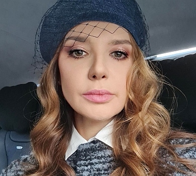 Бабулька Марченко показалася з онуком коло ялинки