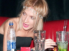 Фролова ховалася під стіл, а Соколовський знову при жінці