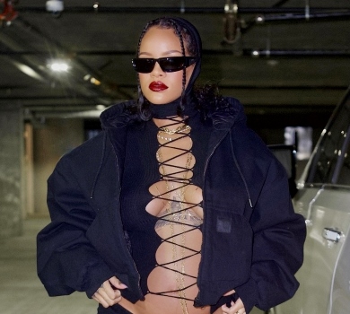 Найгарячіша з матусь: Ріанна засвітила бюст та вагітний живіт у зухвалому аутфіті зі шворками