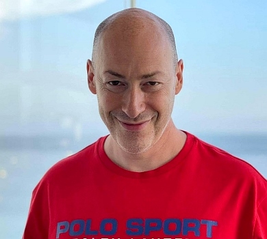 Гордон позичив волосся в своєї декольтованої дружини. ФОТО 