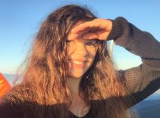 Руслана після ночі пошуків папороті заселфілася на гірському хребті