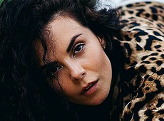 Як Каменських у мережі спіднім з-під халату спокушає. ФОТО