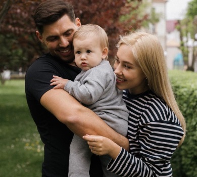 В обіймах та з букетом шаурми: Квіткова і Добринін возз‘єдналися в Україні. ВІДЕО