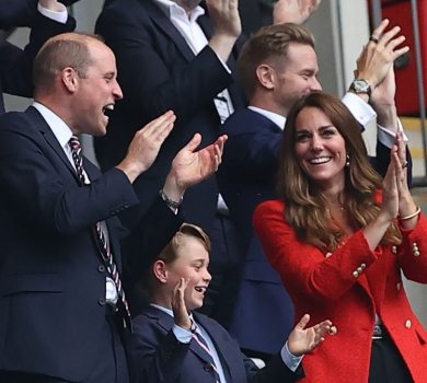 Уболівати по-королівськи: 7-річний принц Джордж у краватці побував на матчі збірної Англії 