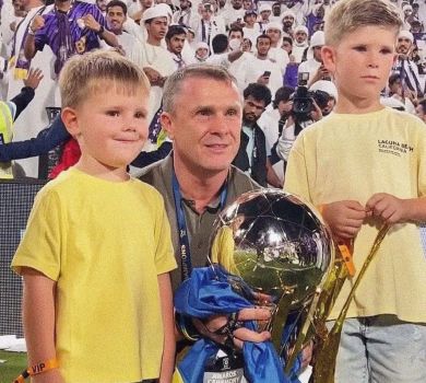 Плакала, коли чоловік ніс прапор України: дружина Реброва з синами пораділа його успіху в Абу-Дабі