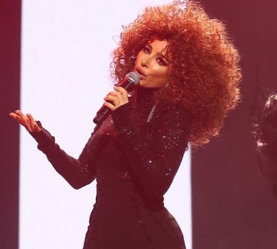 Лорак у мінішортах здивувала афрозачіскою на концерті Лепса