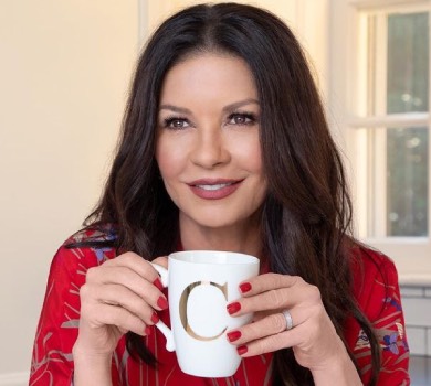 Зета-Джонс у топіку та лосинах позаймалася йогою під джаз. ВІДЕО