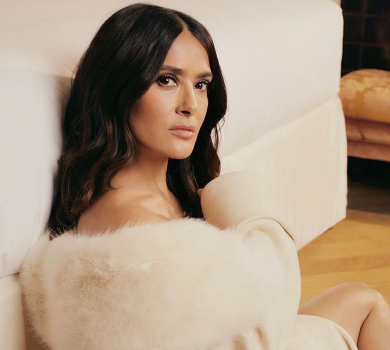 У ванні, ліжку та на підлозі: Хаєк у розкішних образах попозувала для глянцю. ФОТО