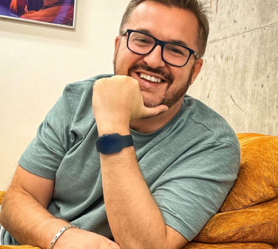 Пономарьов показав рідкісне фото в обіймах своїх дітей