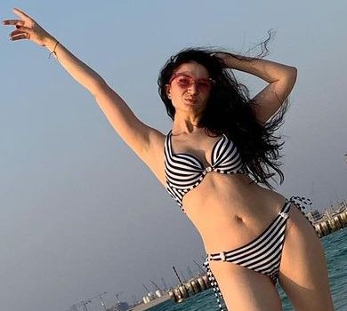 Дружина Гордона показалася на пляжі в смугастому бікіні. ФОТО  