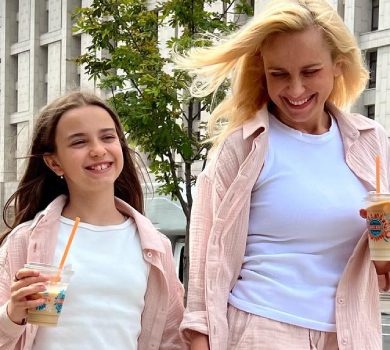 Ребрик з 10-річною донькою у зефірних фемілі-луках прогулялися Хрещатиком