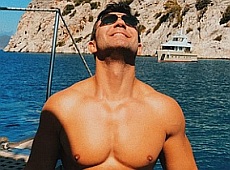 Тищенко в трусах із черепами похвалився релаксом із молодою жінкою