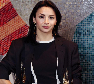 Гвоздьова в спідньому ефектно спустилася сходами. ВІДЕО