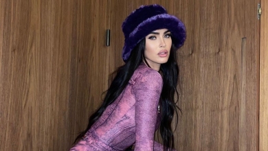 Меган Фокс у тугенькому бузковому луці звабно попозувала у кутку