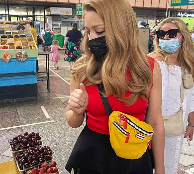 Кароль вигуляла Louis Vuitton на базар в Алмати. ФОТО 