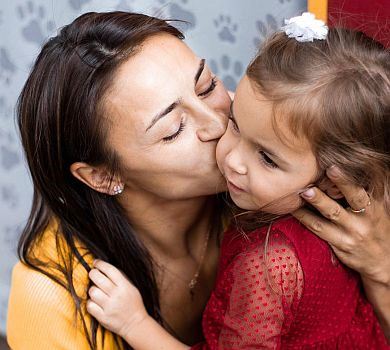 Гвоздьова показала момент зустрічі новонародженого сина з сестричкою. Мімімі-відео