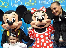 Діти Власової та Окунської познайомилися з Міккі Маусом