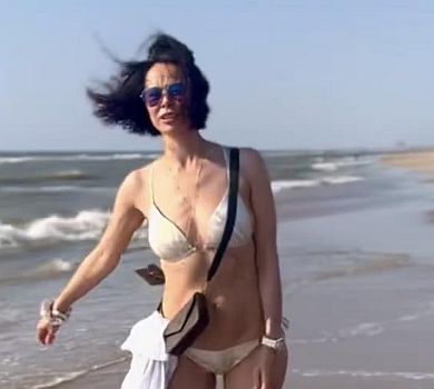 49-річна ексдружина Кличка покружляла пляжем у маленькому бікіні. ВІДЕО