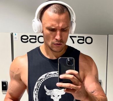 Звичайний ранок: Цимбалюк у качалці похвалився рельєфними м'язами. ФОТО