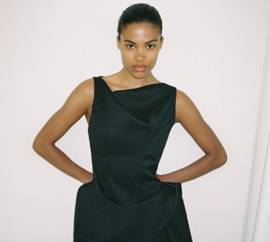 Кунакі у фактурному міні посвітила ніжками з підвіконня. ФОТО