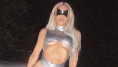 Кардашян у срібному монокіні повигиналася коло свого авто. ФОТО