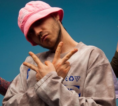 Тільки тепер замітив, як вона личить до панамки: фронтмен Kalush Orchestra із дівчиною показалися у вишиванках