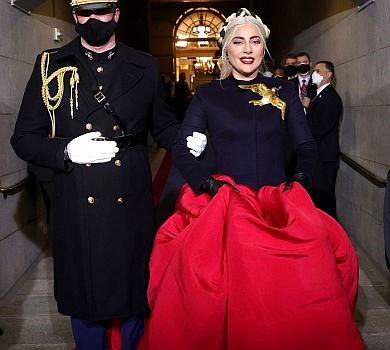 Спів Lady Gaga й Джей Ло, меми про Трампа, плетені рукавиці та велетенська Біблія: цікаві моменти з інавгурації Байдена