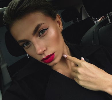 Бех у неоновому бікіні продемонструвала розкішний бюст на селфі