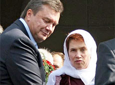 На гербі Януковича в сутенерських черевиках кентавр за кермом