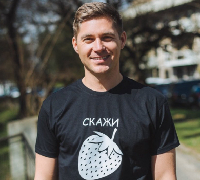 Прибрала та не матюкалася: дівчина Остапчука показала, як зустрічала його батьків