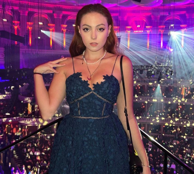 Донька Полякової у Лондоні попозувала у вечірній сукні та оголосила про повернення в Instagram. ФОТО 