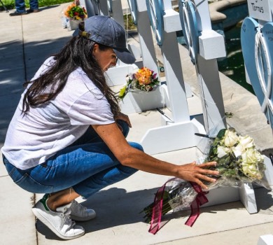 Меган Маркл поклала квіти до меморіалу жертв стрілянини у техаській школі 