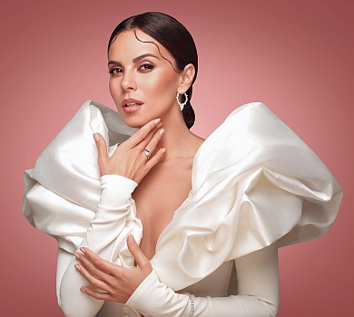 Каменських у кліпі про почуття знову стала нареченою та показала маму 