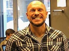 Кива показав, як його чепурять небезпечним лезом. ВІДЕО