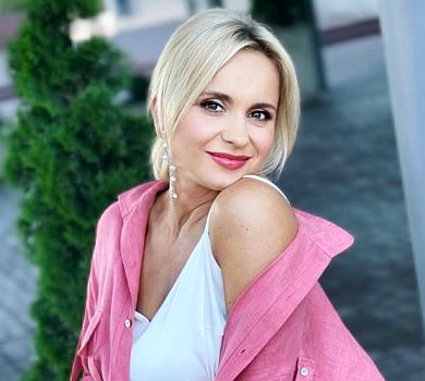 Мокра Ребрик у білому купальнику засвітила м'язистий прес. ФОТО