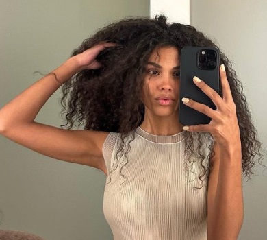 Кунакі посвітила фігуркою у напівпрозорій сукні та показала середній палець