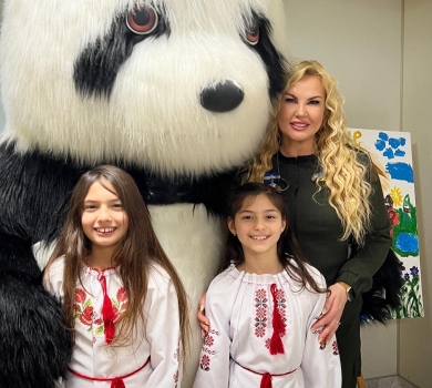 Камалія з чоловіком і доньками в вишиванках навідалася до столичного Охматдиту