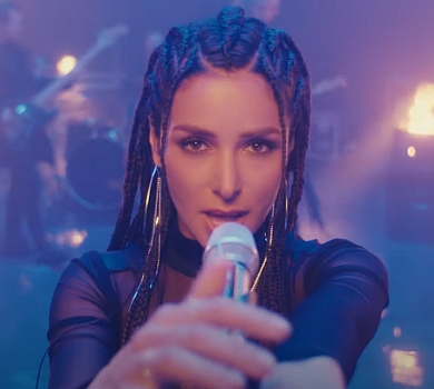 Огнєвіч з косичками та оголеними стегнами повигиналася на мокрій підлозі. ВІДЕО