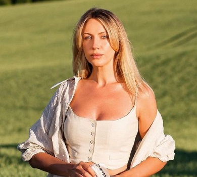 Схожа?: Нікітюк з рукавичкою і брошкою показалася в ролі відомої письменниці