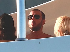 Як спонсор радикалів Рибалка у Сен-Тропе з жінками розважається. ФОТО 