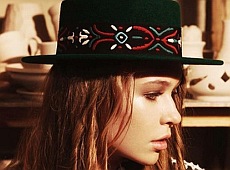 Дочка Брежнєвої знялася у рекламі українських капелюшків. ФОТО