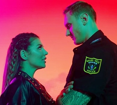 Бойфренд Седокової став сексі-поліцейським у її ігристому кліпі 