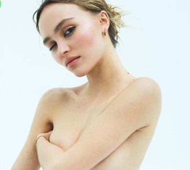 23-річна дочка Деппа палким цілунком оголосила про стосунки з дівчиною