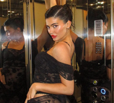 Кайлі Дженнер у шкірянці на прозору сукню хтиво повигиналася на підлозі в ліфті