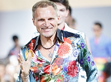 Скрипка одягнув хлопців у жовті шорти та кольорові окуляри. ФОТО 